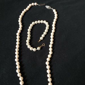 Pearl necklace and bracelet
